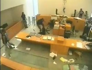 מכות בבית משפט