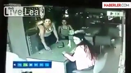 Müşterinin kafasına silah dayadı