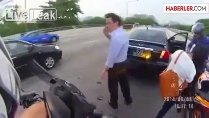 Kazada Motosiklet Otomobile Fena Çarptı