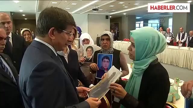 Davutoğlu, çocukları terör örgütü tarafından kaçırılan anneleri kabul etti -