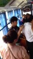 Jovem se recusa a ceder lugar em ônibus e apanha de idosos na China