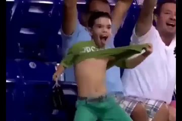 Kamereyı görünce çıldıran çocuk