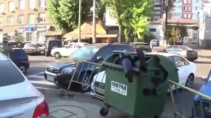 Rüşvet Yiyen Müdürü Çöpe Attılar - KonyaMesaj.com