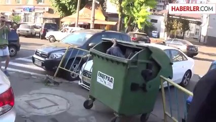 Aktivist Gençler Kamu Görevlisini Çöpe Attı