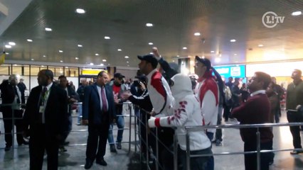 Relembre protesto de torcedores do Inter na chegada do time à Porto Alegre