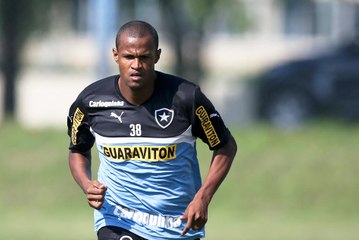 Lateral do Botafogo dá apoio a Airton, após pisão em Pato