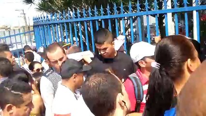 Sindicalistas tentam barrar funcionários para ouvir discurso de Padilha