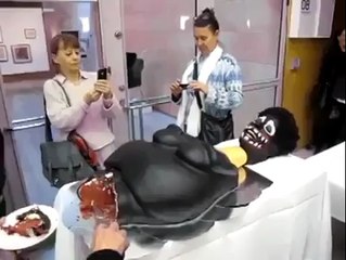 Un GATEAU en Forme Humaine - Sarah Baartman, Servit aux Convives.