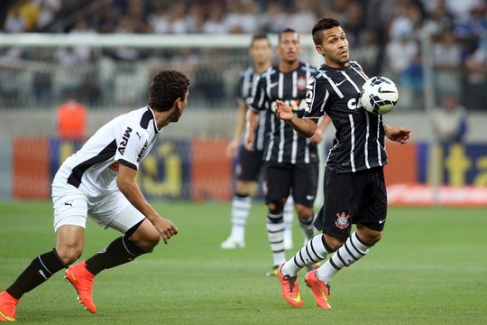 Com gol de Petros, Corinthians bate o Atlético-MG em casa