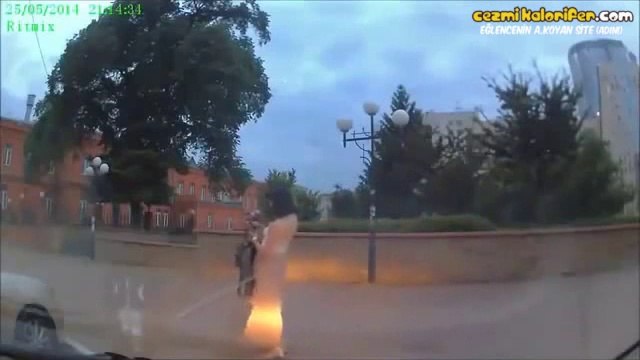 Ekseni Etrafında Dönüp Yeri Öpen Sarhoş Hatun