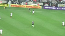 Olé! Fábio Santos dá drible e deixa Luan na saudade