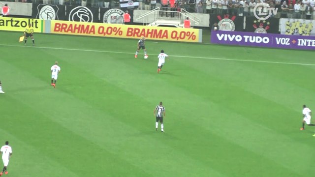 Olé! Fábio Santos dá drible e deixa Luan na saudade