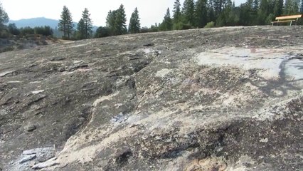 La roche se fend sous ses pieds dans le Nevada