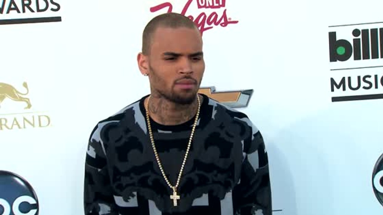 Chris Brown's Gefolgschaft warf wieder mit Flaschen