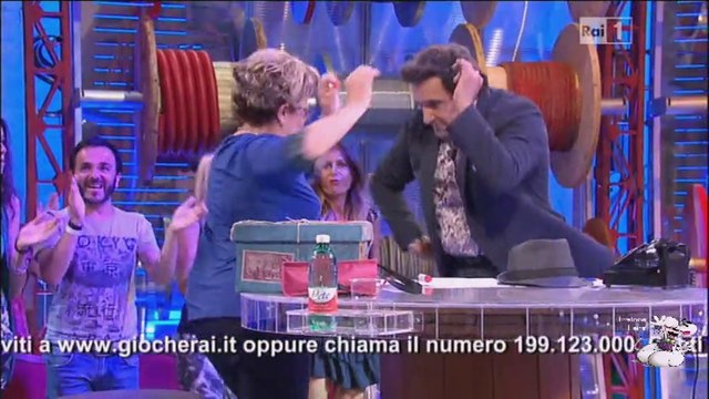 Il ballo di Flavio Insinna e della concorrente nella quarta puntata di Affari Tuoi