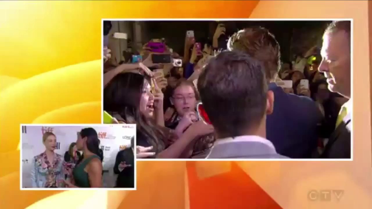 TIFF Rob signing autographs for fans рremiere MTTS RC (eTalk) 10.09.2014