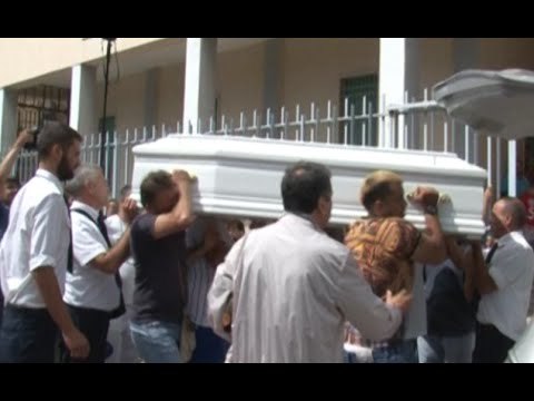 Napoli - Davide Bifolco, la bara arriva nella chiesa al Rione Traiano -live- (11.09.14)