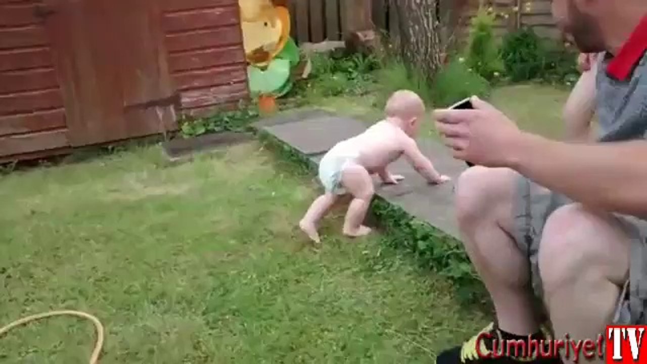 Sevimli bebeğin fıskiye ile tanışma anı
