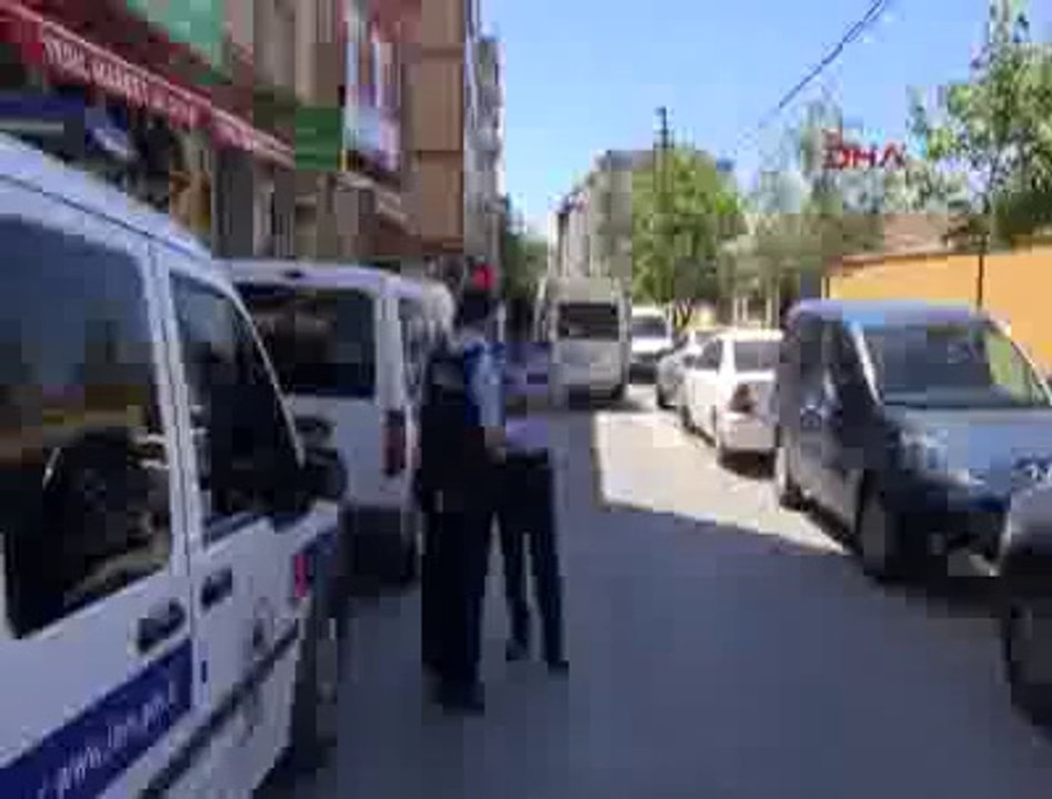 POLİS MERKEZİ ÖNÜNDEKİ SİLAHLI SALDIRI GÜVENLİK KAMERASINDA