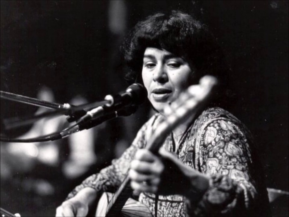 Sümeyra - Kırmızı Gül Demet Demet