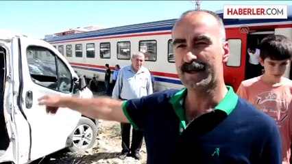 Yolcu treni hemzemin geçitte minibüse çarptı -