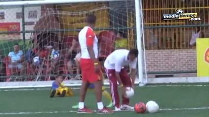 Pelé inauguró cancha que se ilumina con energía cinética
