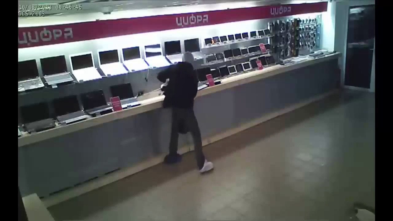 FAIL : Russian Thief Stealing Computers From Computer Store...