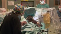 Violinist plays Mozart during brain surgery