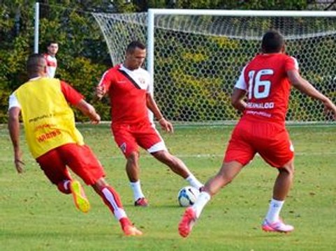 Luis Fabiano mostra em treino que não perdeu o faro de gol