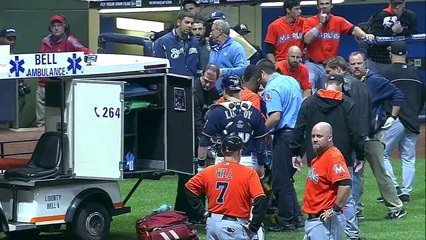 Jogador de Beisebol sai de maca após levar bolada em partida de beisebol