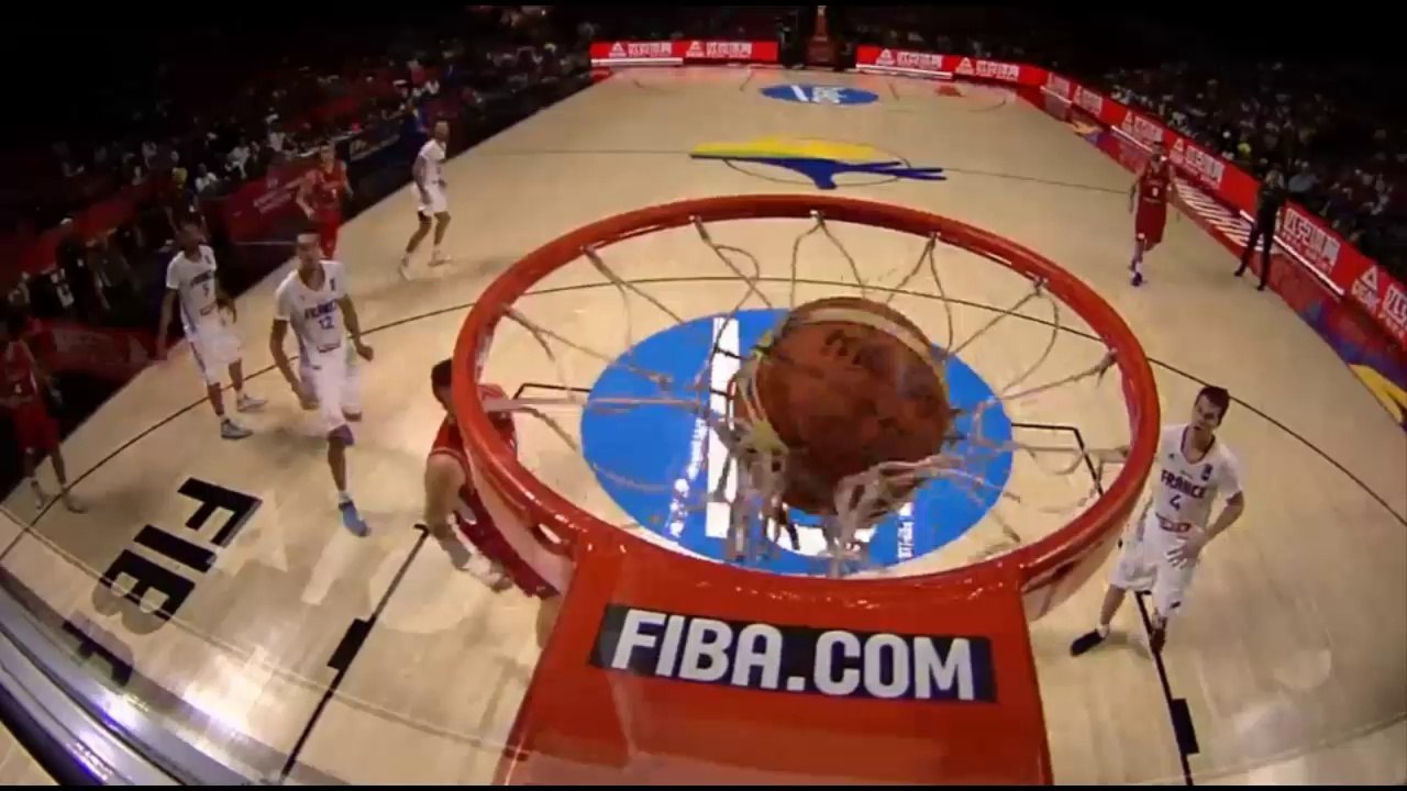 Miroslav Raduljica marque le panier le plus improbable et chanceux de l'année face à la France