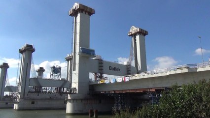 Botlekbrug 3 - Verplaatsing stalen brugdeel nieuwe brug / Hoogvliet 2014
