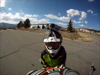 Un conducteur essaie d'écraser un motard avec son 4x4.