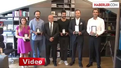 Ünlü Dizilerde Kullanılan Giysi ve Dekorlar Türk Kızılayı'na Bağışlandı