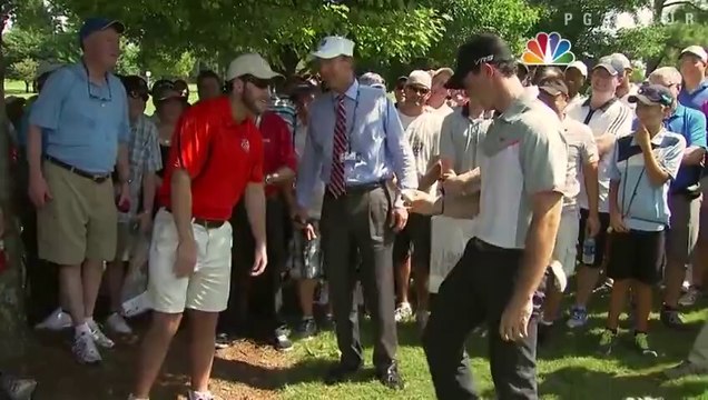 Un golfeur envoi la balle dans la poche d'un spectateur. Dingue...