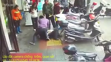 Il essaye de voler un sac à mains mais il n'aurait pas du