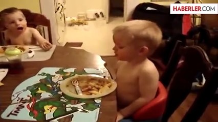 Küçük Çocuk Spagettinin Üzerinde Uyuya Kaldı