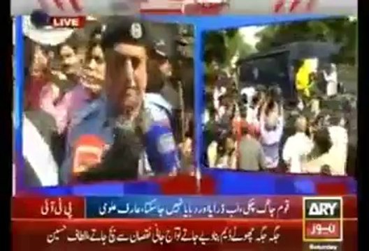 PTI Workers Chanting GO NAWAZ GO During IG Islamabad Media Talk