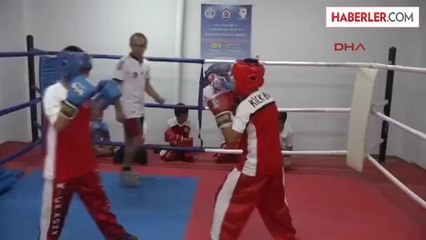 Çocukların Boks Eldiveni Üstünde Kitap Okuma Keyfi