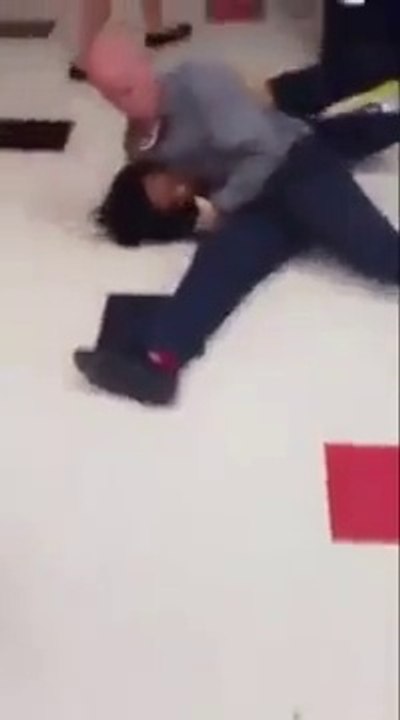 Bagarre de filles, un prof calme le jeu !