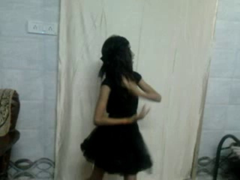 Cute Girl Dancing on Sun Raha Hai na tu