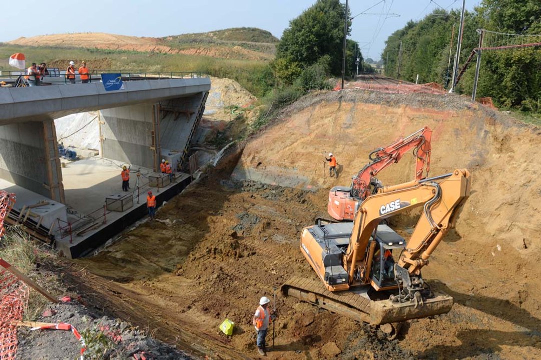 La Milesse, mise en place d'un pont-rail et de deux aiguillages sur la LGV