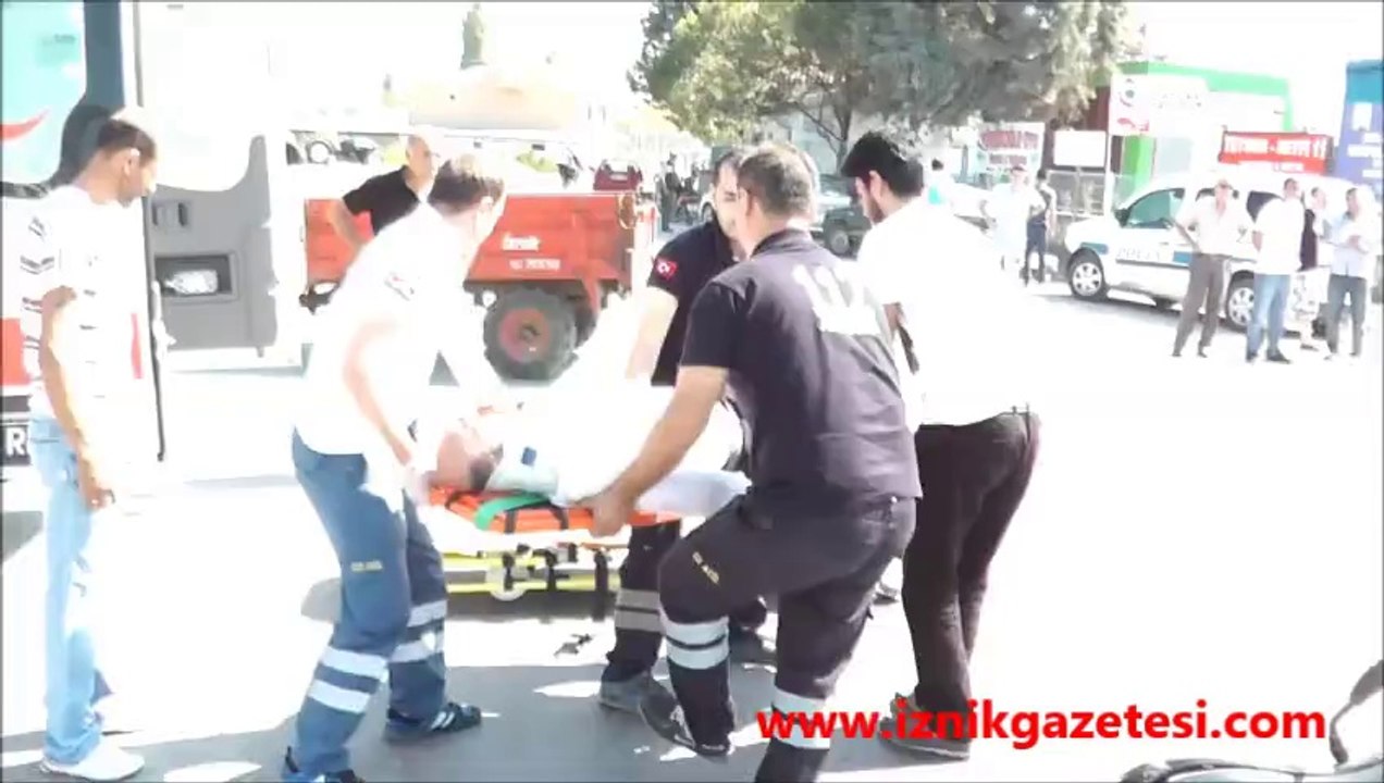 İznik'te karayolları mevkiinde Motorsikletle Otomobil Çarpıştı