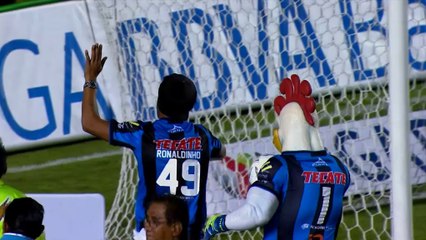 Mexique - Ronaldinho présenté aux "Gallos Blancos"