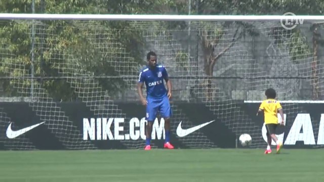 Filhinho de Gil bate bola com o pai e rouba cena no treino