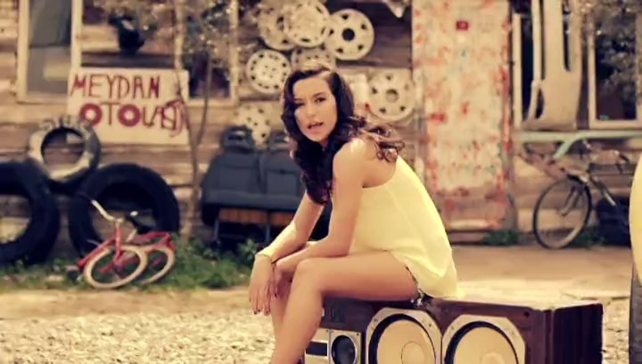 Doğukan Manço feat. Tuğba Yurt - Sakin Ol