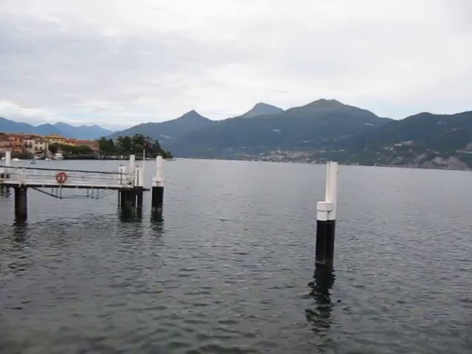 Luganer See - Fährverkehr vom Ufer aus gesehen
