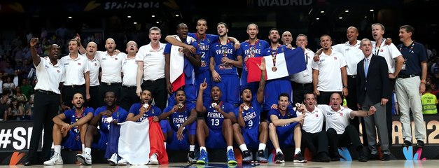 la remise des médailles de bronze à l'équipe de France et la belle Marseillaise improvisée
