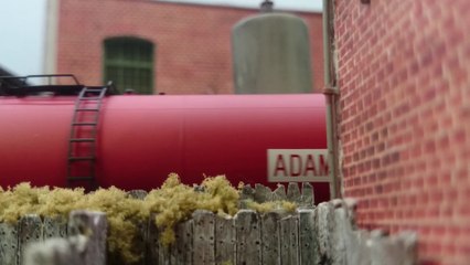 67400 manoeuvre une citerne sur le raccordement.