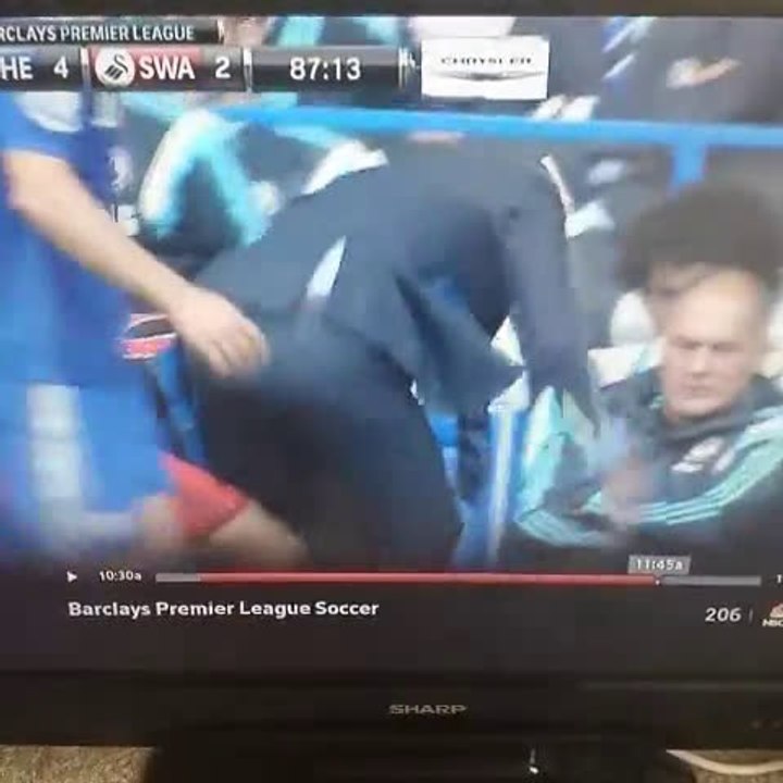 لاعب سوانزي سيتي يتعدى على مورينيو ويدفعه بقوة